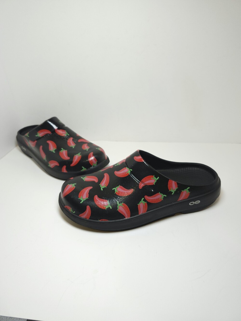 OOFOS OOcloog Limited Edition Chili Pepper Recovery Clogs Men 9 Womens 11 EU 42